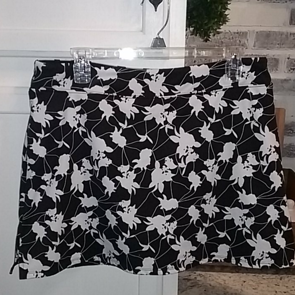 TRANQUILITY black/white skort Sz L